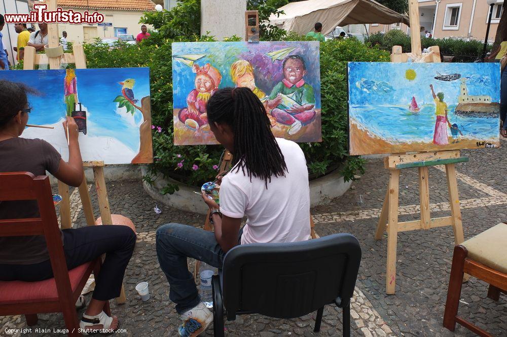 Immagine Pittori all'opera durante un evento nella città di Praia (isola di Santiago, Capo Verde) - © Alain Lauga / Shutterstock.com