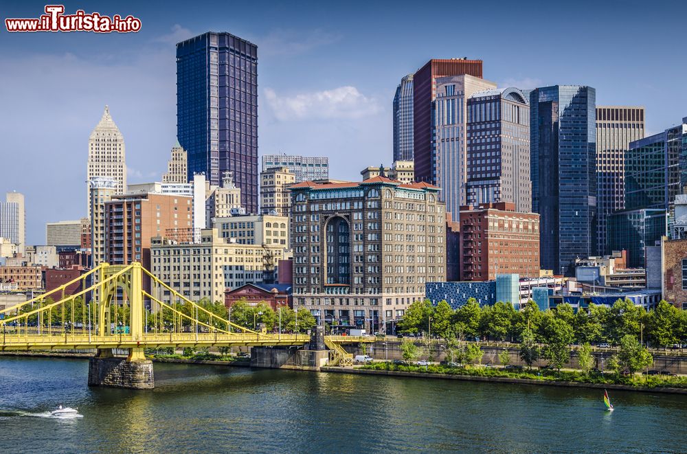 Immagine Pittsburgh, Pennsylvania: panorama sul fiume Allegheny con ponte e grattacieli (USA).