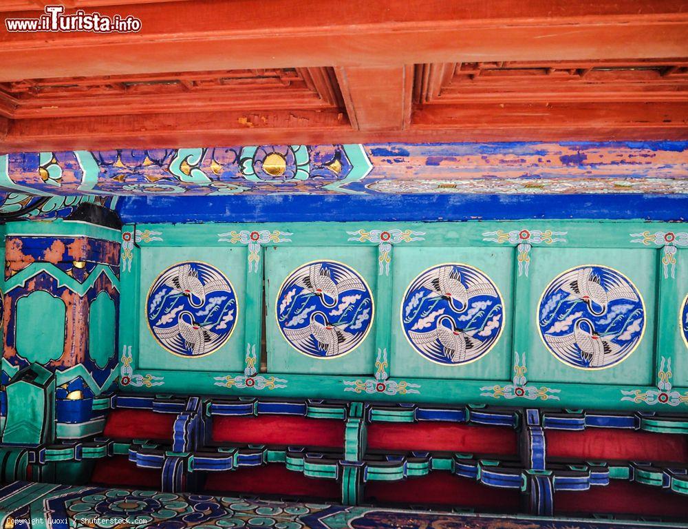 Immagine Pitture del soffitto al tempio Taiqing sul monte Laoshan a Qingdao, Cina. Questa costruzione è situata a sud della famosa sorgente di acqua minerale utilizzata per la produzione della famosa birra Qingdao - © Luoxi / Shutterstock.com