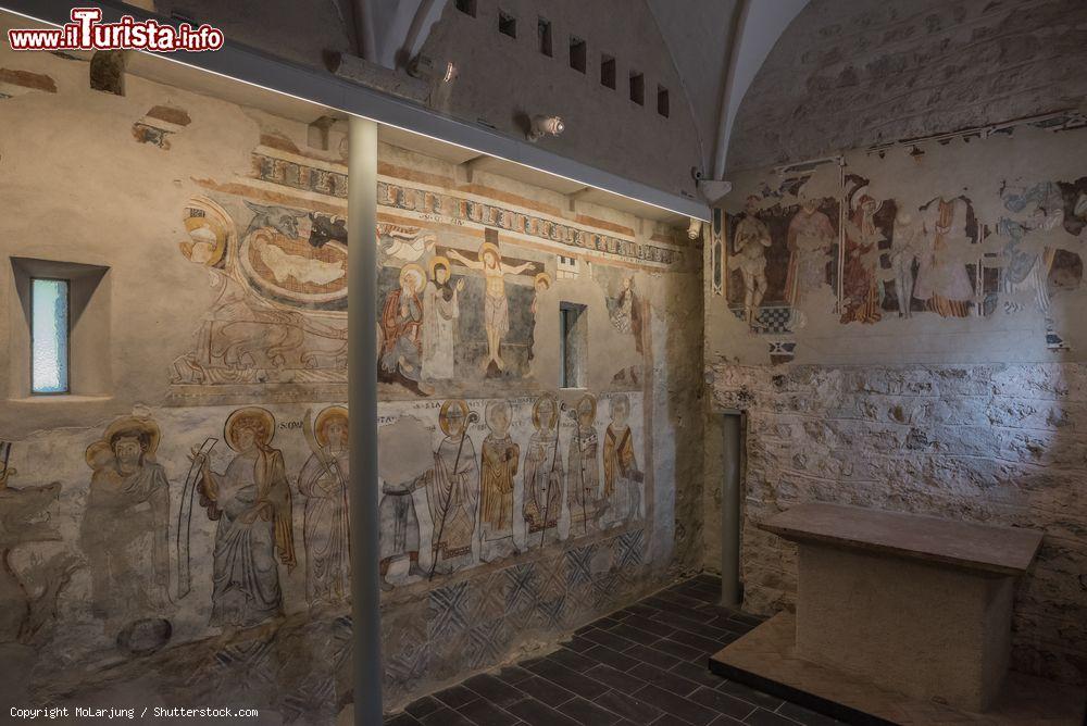 Immagine Pitture murali nella cappella di San Martino a Stenico, Trentino Alto Adige. Surante un importante restauro sono venuti alla luce dipinti duecenteschi - © MoLarjung / Shutterstock.com