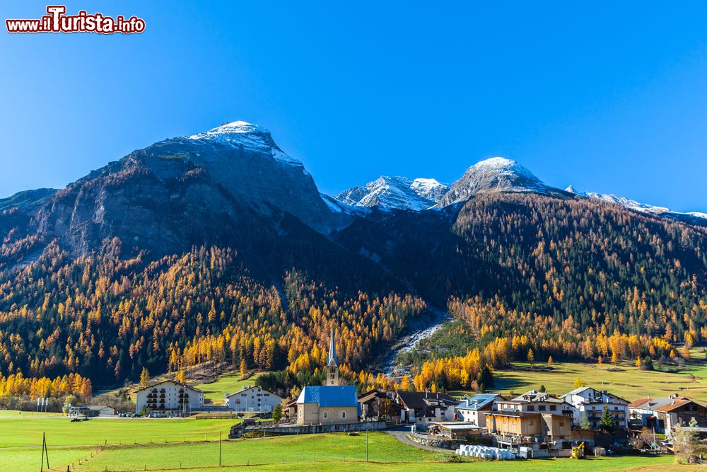 Immagine Il Piz Ela e Bergun fotografati dal treno Bernina Express in autunno. Siamo in Svizzera