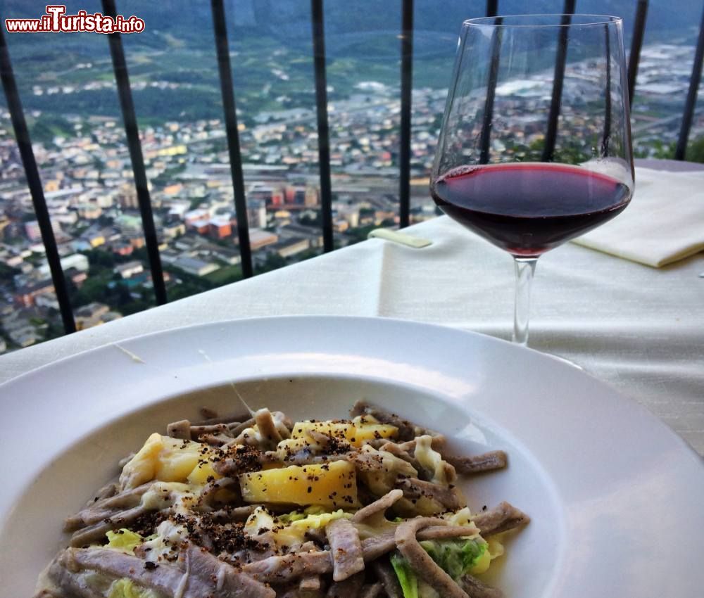 Immagine Pizzoccheri  della Valtellina con un bicchiere di Nebbiolo in Lombardia