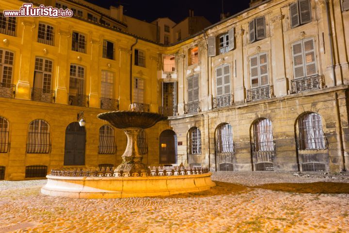 Immagine Place d'Albertas ad Aix-en-Provence, Francia - Atmosfera suggestiva per questa fotografia notturna di piazza d'Albertas, situata nel cuore di Aix en Provence. Delimitata da quattro piccoli hotel a facciate uniformi e finestre decorate con balconi in ferro battuto, al centro della piazzetta si trova una fontana realizzata nel 1912 dagli studenti della scuola di arti e mestieri della città. Dal luglio 2000 è monumento storico di Aix en Provence © Luca Quadrio / Shutterstock.com