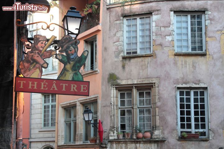 Immagine Place de la Trinitè a Lione, Francia. Situata nel cuore della vecchia Lione, questa piazza è interamente pavimentata e circondata da edifici importanti. E' più simile a un crocevia di vicoli che a una piazza vera e propria - © Eddy Galeotti / Shutterstock.com