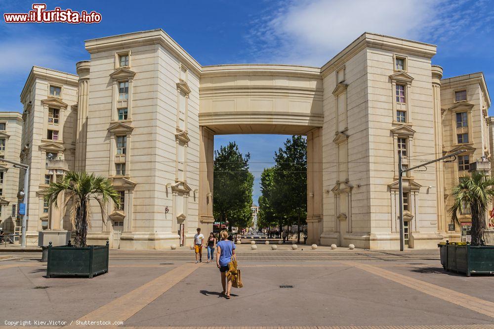 Immagine Place de Thessalie nel cuore del quartiere Antigone a Montpellier, Francia, in una soleggiata giornata d'estate  - © Kiev.Victor / Shutterstock.com