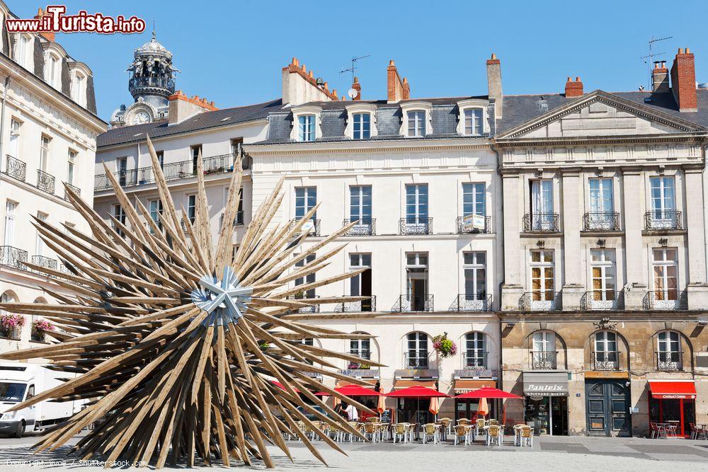 Immagine Place du Bouffay a Nantes, Francia. Situata nell'omonimo quartiere, il più antico del centro cittadino, questa piazza è stata la "place" principale della città all'epoca del Medioevo - © vvoe / Shutterstock.com