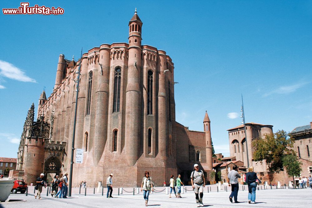 Immagine Place Sainte-Cécile e la maestosa cattedrale simbolo di Albi (Occitania, Francia) - foto © Office de Tourisme d'Albi
