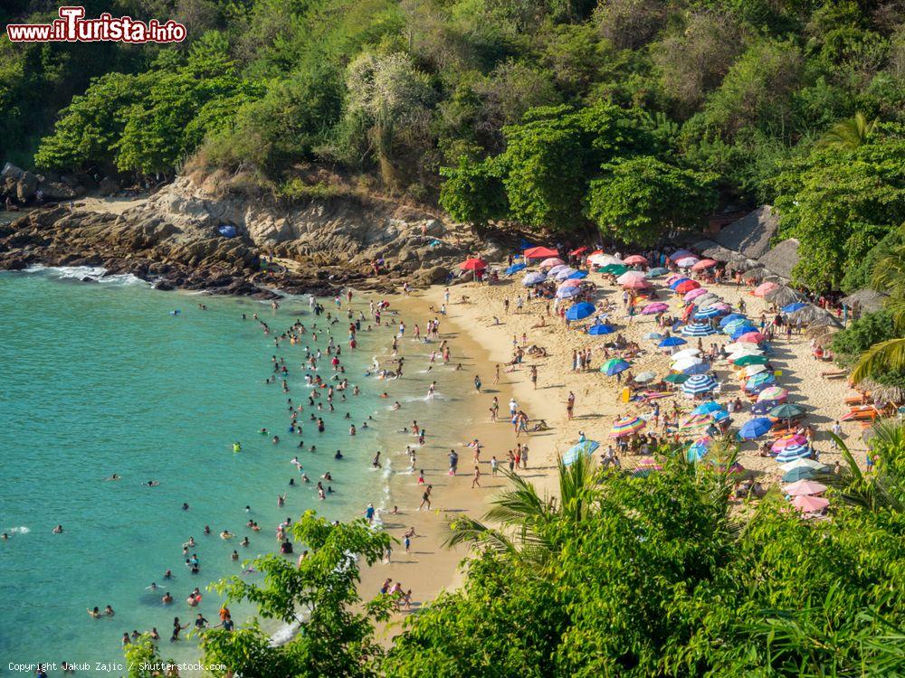 Immagine Playa Carrizalillo in estate a Puerto Escondido, Messico. Lunga circa 200 metri, questa spiaggia è una delle più belle di tutto il paese. E' nota soprattutto fra i surfisti principianti - © Jakub Zajic / Shutterstock.com