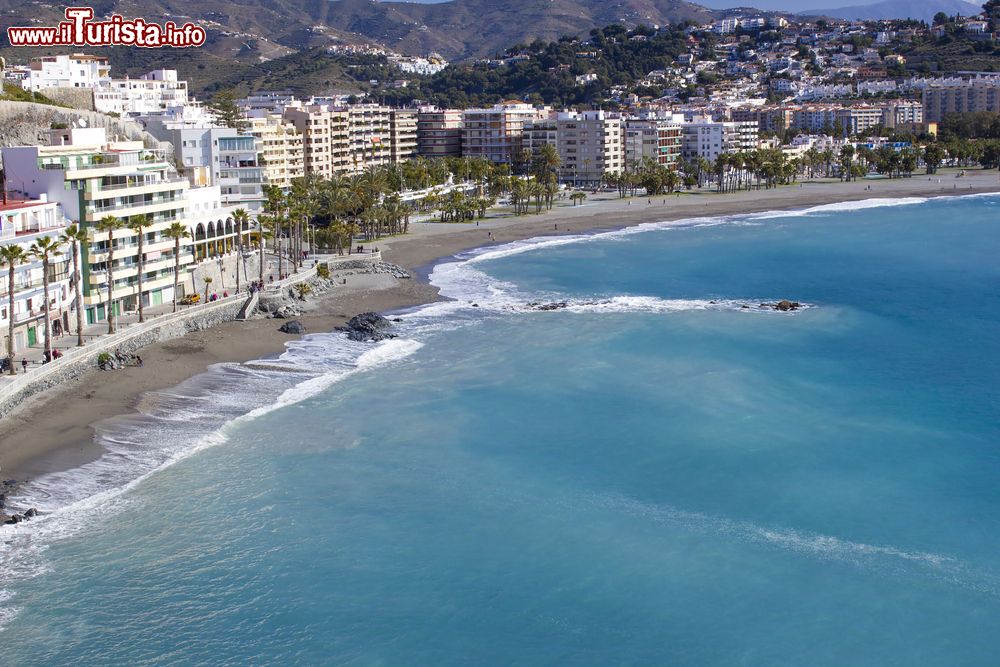 Immagine Playa De La Caletilla si trova ad Almunecar, vicino a Nerja in Andalusia, Spagna