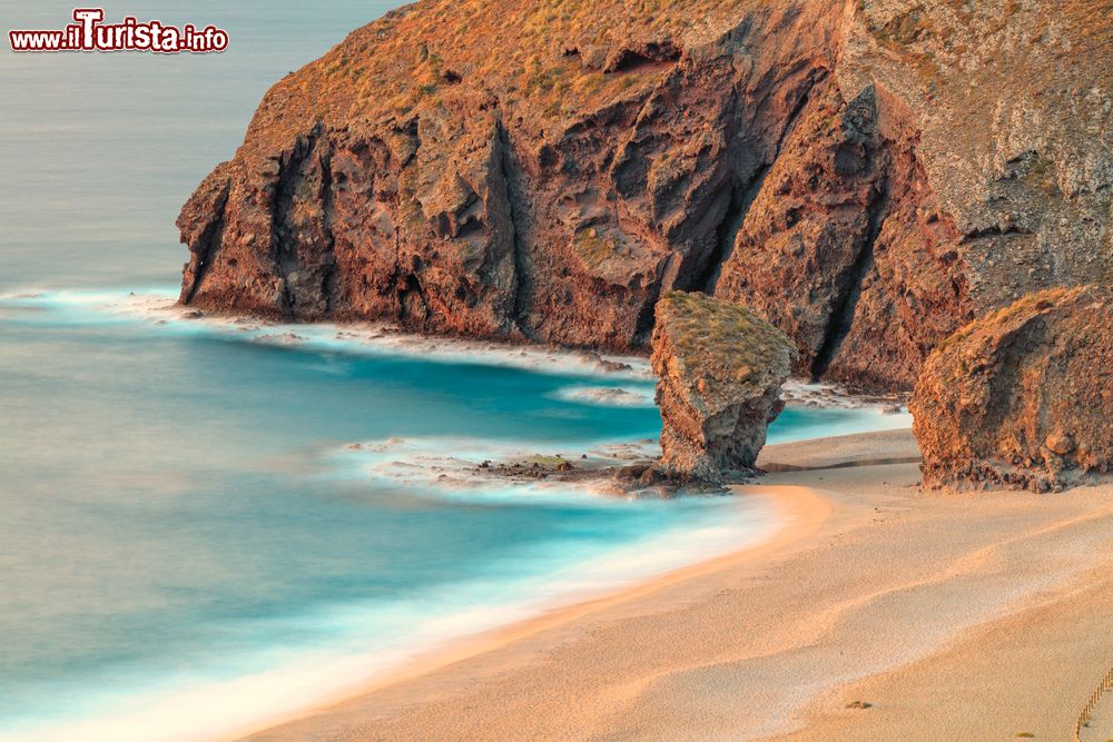 Immagine Uno scorcio di Playa de Los Muertos nei pressi di Carboneras, Spagna. Questa spiaggia di ghiaietta fine e grigiastra si estende per un chilometro e deve il suo nome a una leggenda: si racconta infatti che proprio in questa parte del litorale si trovassero i cadaveri dei naufraghi sospinti dalla corrente.