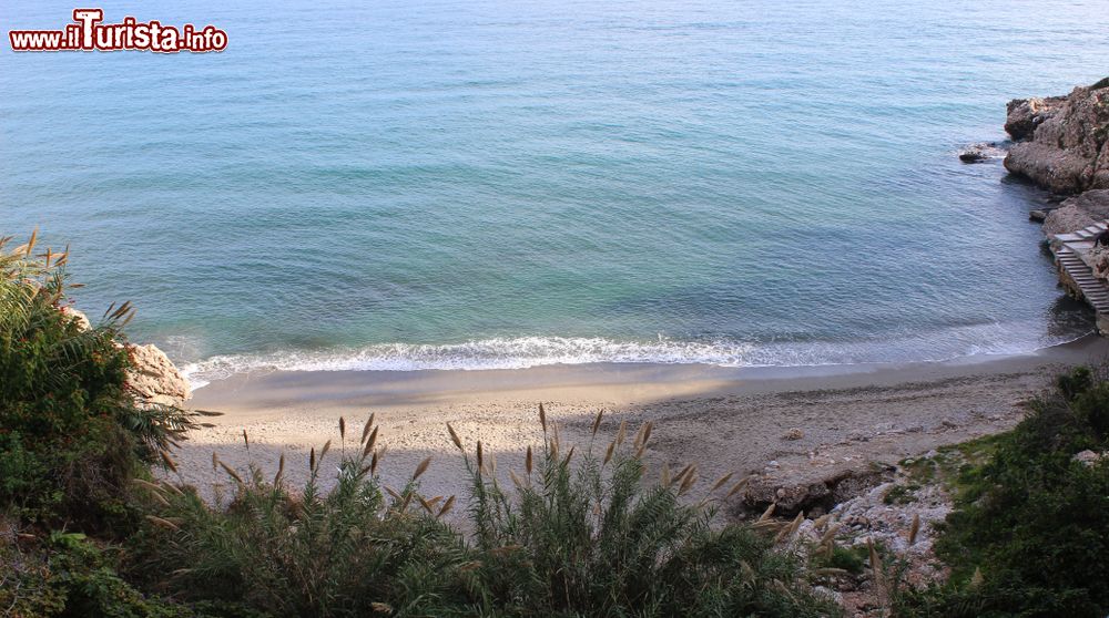 Immagine Playa el chorrillo una delle spiagge di Nerja in Spagna, regione Andalusia