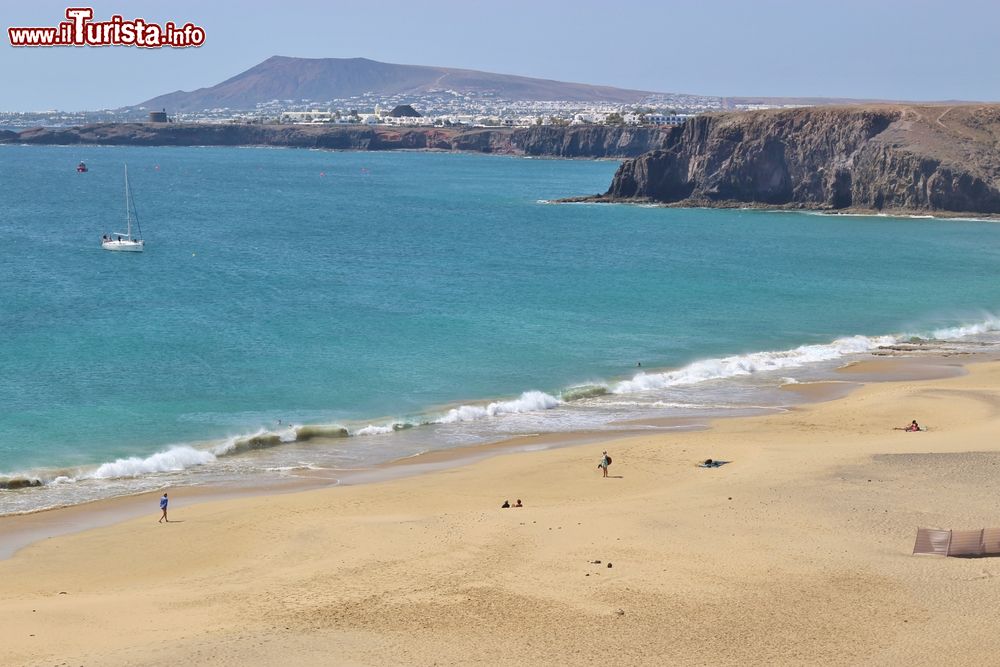 Immagine La grande spiaggia di Playa Mujeres vicino al resort di Playa Blanca a Lanzarote