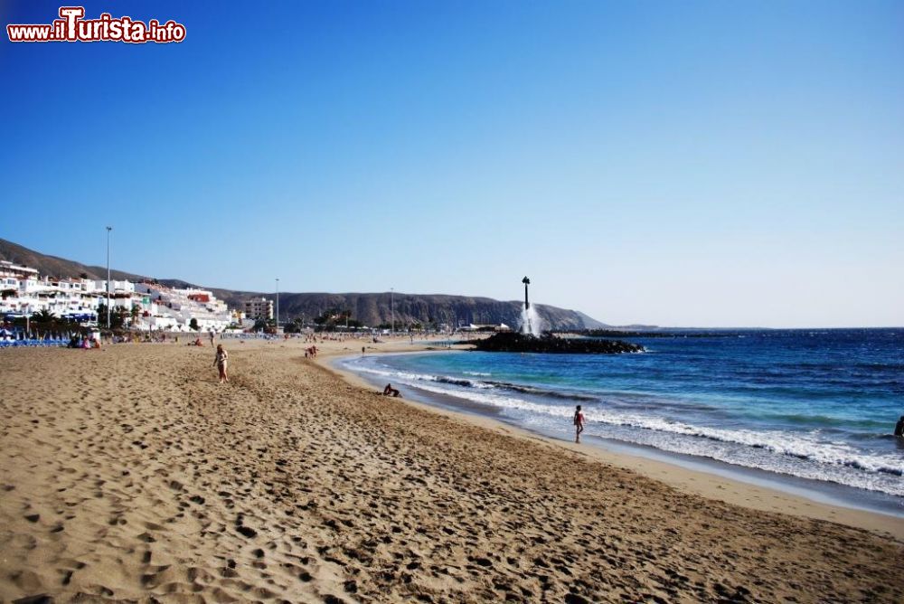 Immagine Playa Las Vistas, una delle spiagge di Los Cristianos a Tenerife, Spagna  - © Mokka / Wikipedia