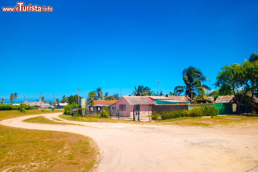 Immagine La località di Playa Santa Lucia dutrante una giornata di sole. Siamo nella provincia Camagüey, nella zona centrale dell'isola di Cuba - foto © Shutterstock.com