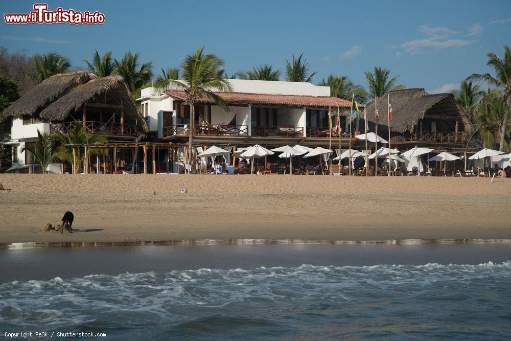 Immagine Playa Zipolite, un tratto di spiaggia nella comunità di San Pedro Pochutla (Messico) sulla costa sud dello stato di Oaxaca, a circa 70 km da Puerto Escondido - © Pe3k / Shutterstock.com