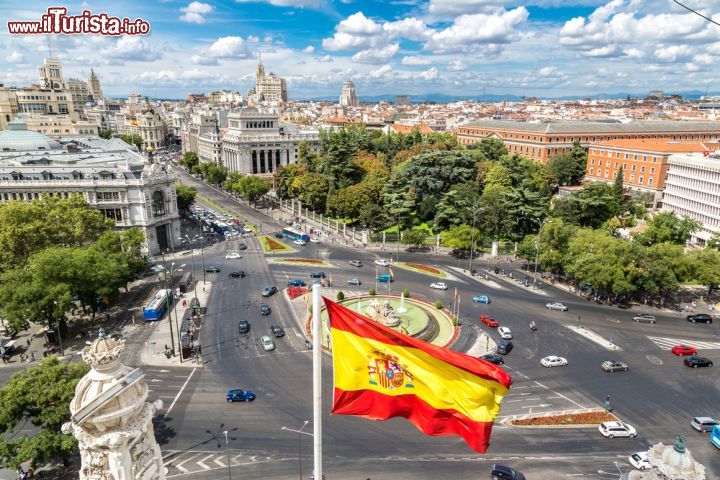 Immagine Vista aerea della Plaza de Cibeles, Madrid (Spagna) dove si distingue l'omonima fontana. Siamo a  poca distanza dalla Puerta de Alcalá - foto © S-F /Shutterstock.com