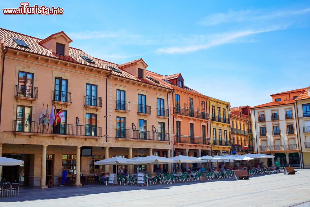 Immagine Plaza de Espana a Astorga, Spagna, con edifici e locali. Astorga vanta un interessante patrimonio artistico-culturale.