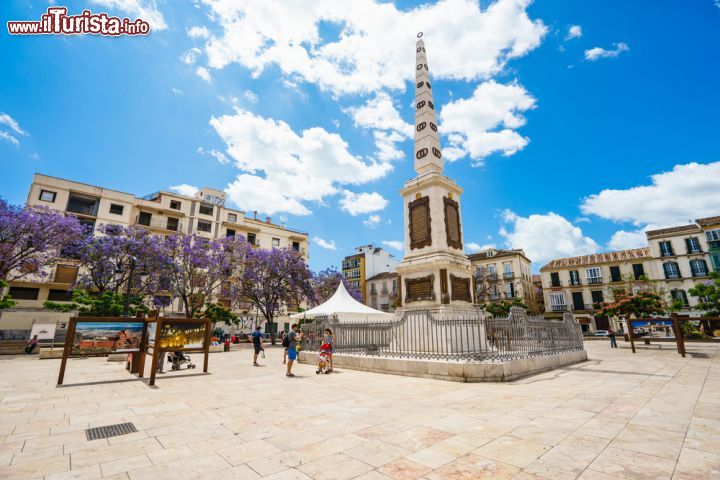 Immagine Plaza de la Merced sotto un bellissimo cielo azzurro in una giornata estiva a Malaga, Andalusia (Spagna) - foto © Pabkov / Shutterstock