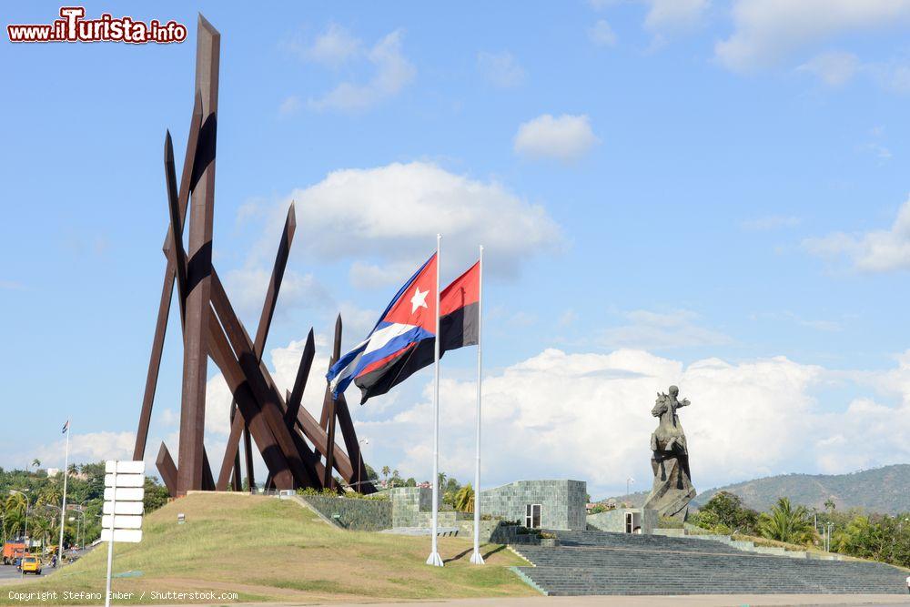 Immagine Plaza de la Revoluciòn a Santiago de Cuba. Come in tutte le città cubane, ancnhe qui la piazza è utilizzata per comizi e maifestazioni - © Stefano Ember / Shutterstock.com