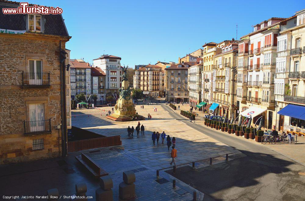 Immagine Plaza de la Virgen Blanca a Vitoria Gasteiz vista dalla finestra di un edificio, Spagna - © Jacinto Marabel Romo / Shutterstock.com