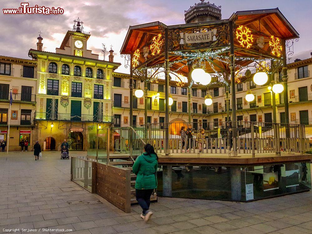 Immagine Plaza de los Fueros a Tudela (Spagna) by night con gente a passeggio - © Serjunco / Shutterstock.com