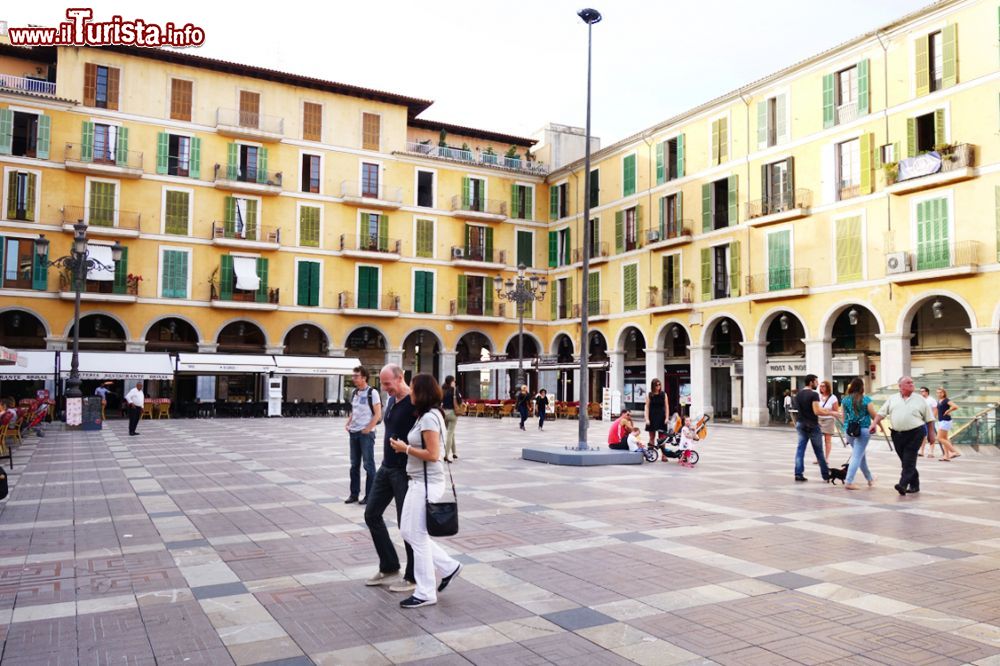 Immagine Plaza Major a Palma di Maiorca, isole Baleari, Spagna. Cuore e anima del centro storico di Palma de Maiorca, Plaza Major è il punto di partenza ideale per visitare le stradine acciottolate su cui si affacciano pittoreschi negozi e botteghe.