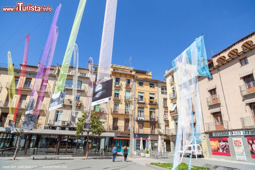 Immagine Plaza Major, la piazza principale di Olot, Spagna. Edifici sacri e palazzi nobiliari sono solo alcune delle tante testimonianze conservate tutt'oggi in questa cittadina che si distingue per la sua intensa attività artistica e culturale - © joan_bautista / Shutterstock.com