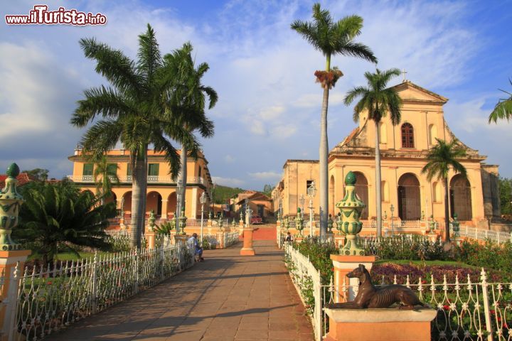 Immagine Plaza Major, il cuore di Trinidad, Cuba - Plaza Major, situata nella città vecchia di Trinidad, è senza dubbio il cuore della città, il punto attorno al quale anticamente si svolgeva la vita coloniale della città e dov'è inoltre situata la Chiesa della Santissima Trinità, che oltre ad essere la più grande e importante della città è anche una delle più importanti dell'intera isola.  - © Rudolf Tepfenhart / Shutterstock.com