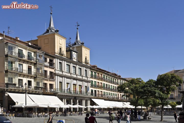 Immagine Plaza Mayor a Segovia, Spagna - L'ombreggiata plaza Mayor è il centro nevralgico della vecchia Segovia su cui si affacciano edifici, palazzi, caffè e, al suo centro, un suggestivo padiglione aperto. La strada che collega la piazza, dove hanno sede anche la cattedrale e l'ufficio turistico, con il celebre acquedotto è una bella via pedonale che i residenti conoscono come Calle Real © ribeiroantonio / Shutterstock.com