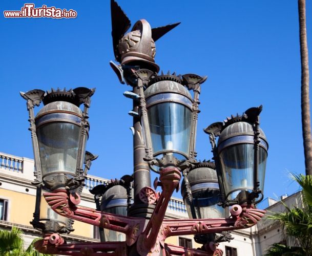 Immagine Lampioni di Gaudì nella Plaza Real di Barcellona, Spagna. Il particolare della decorazione che abbellisce i lampioni di Plaza Real, situata nel barrio gotico. A progettarli così fu l'architetto Gaudì - © Aleksandar Todorovic / Shutterstock.com