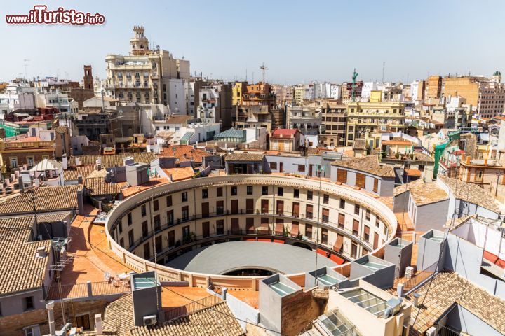 Immagine Una vista panoramica sulla città di Valencia (Spagna) e in partcolare della sua Plaza Redonda, opera ottocentesca di Salvador Escrig Melchor del 1840 - foto © peresanz