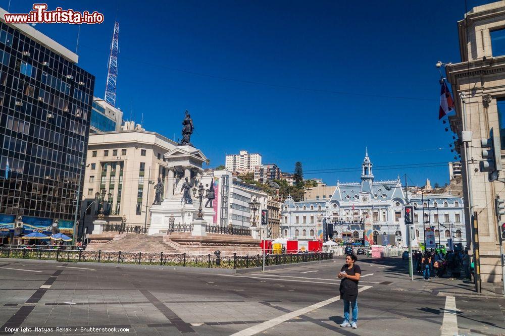 Immagine Plaza Sotomayor è una delle piazze principali della città di Valparaíso (Cile), "il Gioiello del Pacifico" - © Matyas Rehak / Shutterstock.com