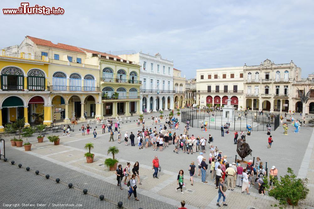 Immagine Plaza Vieja all'Avana (Cuba) con alcuni gruppi di turisti che ammirano i palazzi coloniali - © Stefano Ember / Shutterstock.com