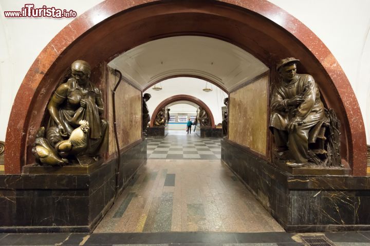 Immagine Stazione metro di Ploschad Revolyutsii a Mosca, Russia - Rappresenta una delle più importanti testimonianze dell'epoca sovietica questa stazione della linea metropolitana moscovita. Fotografata di notte, Ploschad Revolyutsii appare in tutto il suo splendore © Viacheslav Lopatin / Shutterstock.com