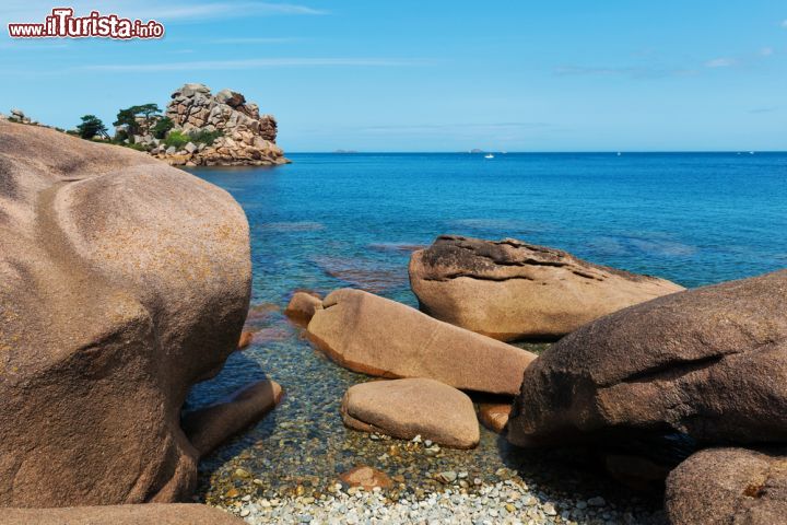 Immagine Ploumanac'h e la costa rocciosa in una giornata di sole, Bretagna (Francia) 