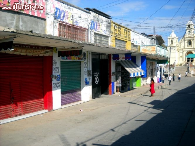 Immagine Pochutla, Oaxaca: basta spostarsi di pochi isolati dall'affollata via principale di Pochutla per trovare un po' di pace e tranquillità. Sullo sfondo, infatti, si nota la chiesa dedicata a San Pedro, aperta a fedeli e visitatori che vogliano allontanarsi dal traffico cittadino.