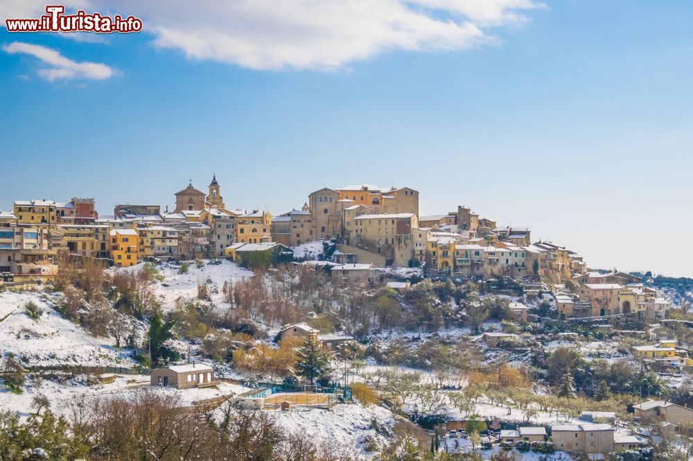 Immagine Poggio Mirteto fotografato dopo una bella nevicata: siamo nel Lazio, in provincia di Rieti
