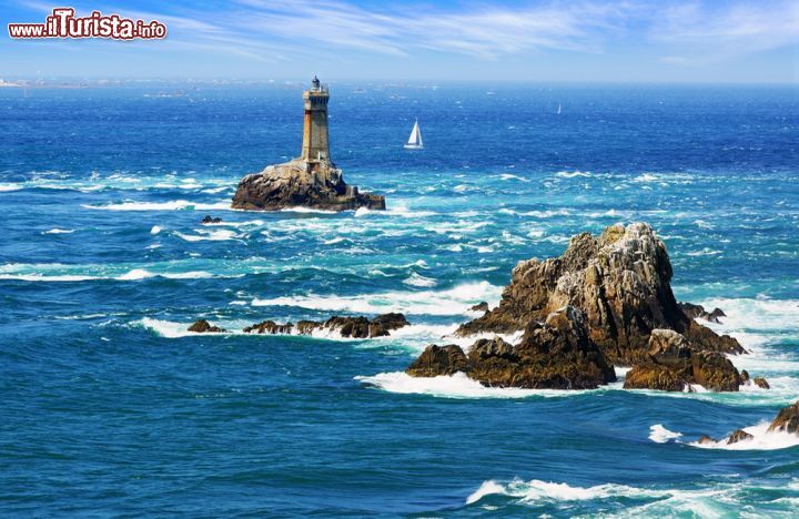 Immagine Pointe du Ratz, una delle punte più occidentali della Bretagna, nel nord-ovest della Francia - © Igor Plotnikov / Shutterstock.com
