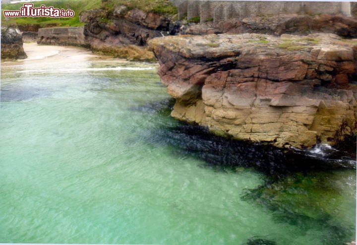 Immagine Point Ness sull'isola di Lewis and Harris, Scozia - Acque limpide e cristalline per Point Ness, la parte più settentrionale dell'isola di Lewis composta da una quindicina di villaggi che rappresentano anche la comunità più a nord ovest dell'Unione Europea © Christy Nicholas / Shutterstock.com