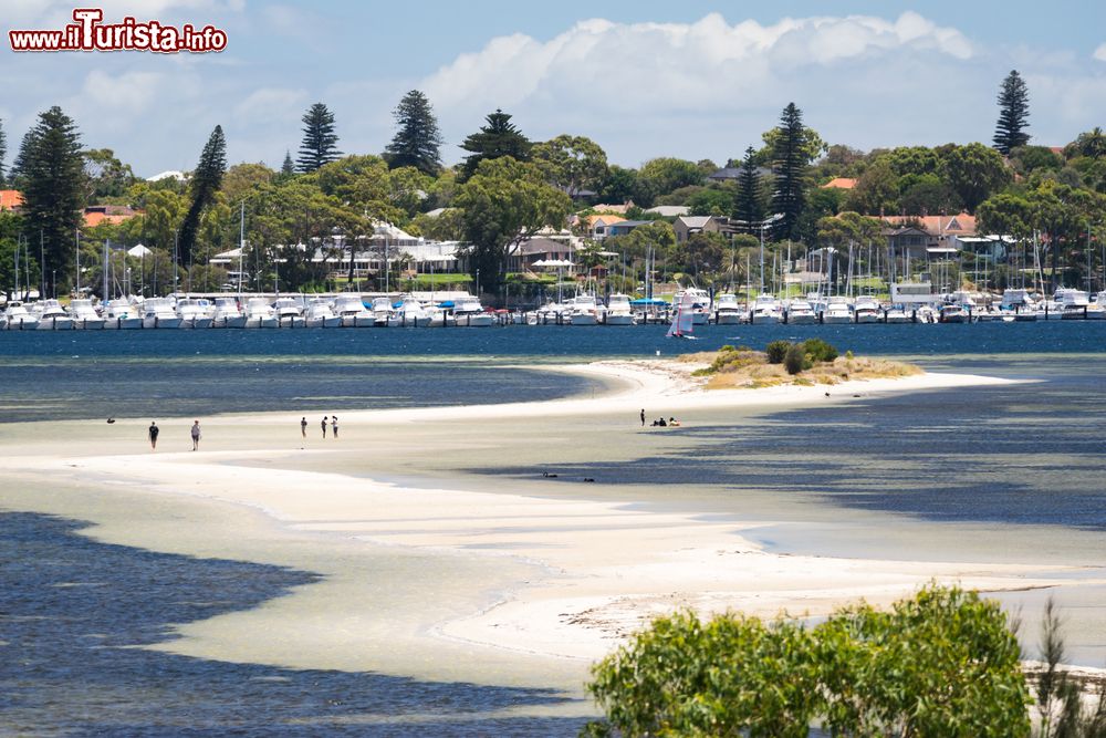 Immagine Point Walter Sandbar vicino a Fremantle, Western Australia. Questa lingua di sabbia si estende sino al fiume Swan.