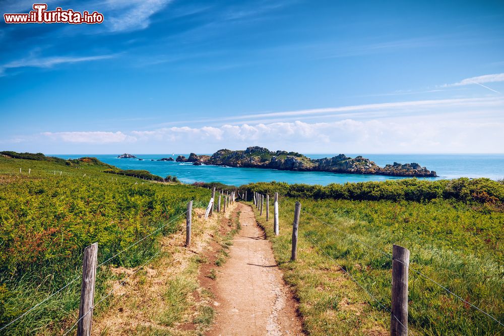 Immagine Pointe du Grouin a Cancale, Francia. Questo sperone roccioso, limite ultimo prima di entrare nella baia di Mont Saint-Michel, è un magnifico osservatorio esposto al vento e offre uno dei più vasti panorami di Ille-et-Vilaine.