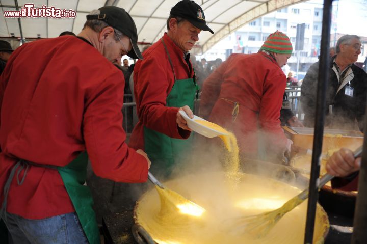 Immagine Polenta e merluzzo - © archivio Fondazione dello Storico Carnevale di Ivrea