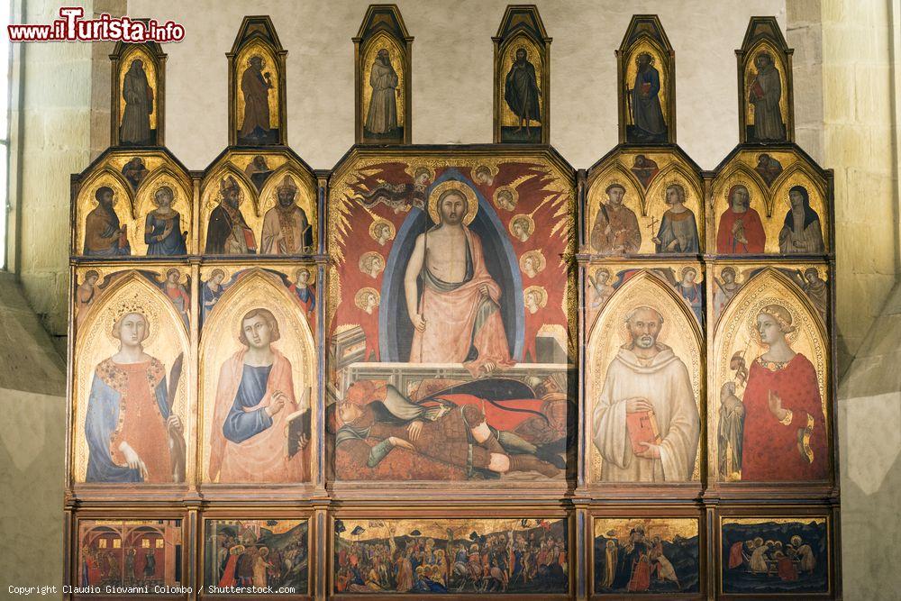 Immagine Un polittico all'interno della cattedrale medievale dell'XI° secolo a Sansepolcro, Arezzo, Toscana. Il Polittico della Resurrezione si trova sull'altar maggiore ed è opera di Niccolò di Segna - © Claudio Giovanni Colombo / Shutterstock.com