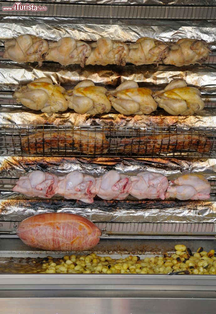 Immagine Polli allo spiedo in vendita in un mercato di strada a Nevers, Francia.