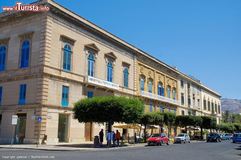 Immagine Pomeriggio d'estate in una strada del centro storico di Trapani in Italia - © gadzius / Shutterstock.com