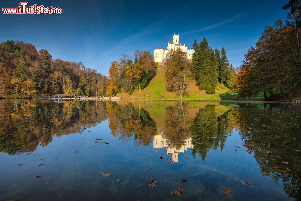 Immagine Pomeriggio d'autunno al castello di Trakoscan, Slavonia, Croazia. Questo edificio è stato costruito nel XIII° secolo all'interno del sistema di fortificazione nord-occidentale della Crozia. Dall'aprile 2003 è patrimonio mondiale dell'Unesco.