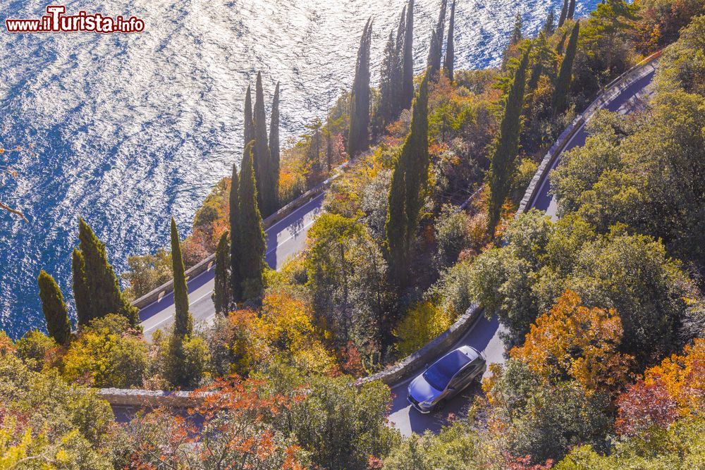 Immagine Ponarama sulla strada tortuosa sul Lago di Garda che sale a Tremosine in Lombardia
