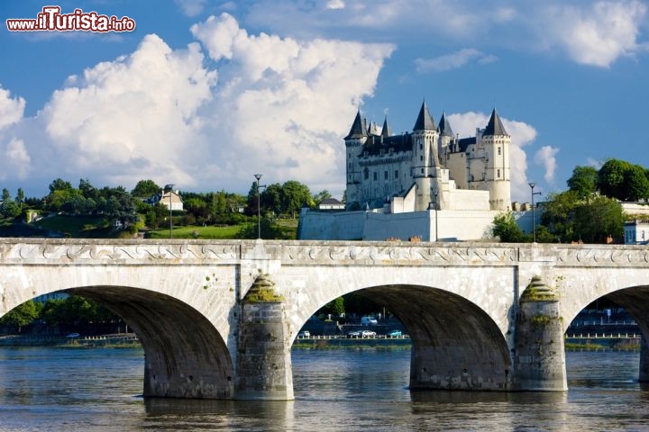 Immagine Pont Cessart a Saumur, sullo sfondo il castello  - © PHB.cz (Richard Semik) / Shutterstock.com
