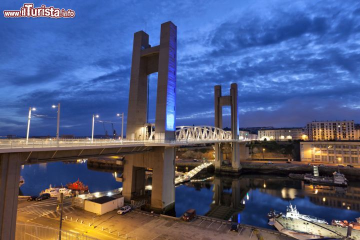 Immagine Pont de Recouvrance a Brest, Francia - Questo imponente ponte inaugurato  il 17 Luglio 1954 ha 4 piloni in cemento armato alti 64 metri con una traversa metallica sollevabile lunga 88 metri e un peso di 525 tonnellate. Domina la zona dell'arsenale e del porto militare e collega Rue de Siam con il quartiere Recouvrance, da cui prende il nome, passando sopra il fiume Penfeld © Sergey Dzyuba / Shutterstock.com