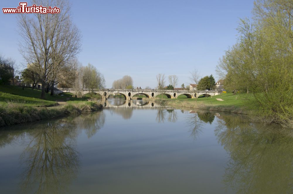 Immagine Il Pont des Echavannes a Chalon-sur-Saône (Francia) durante la Seconda Guerra Mondiale segnava il confine tra la Francia ancora libera e quella occupata dai nazisti.